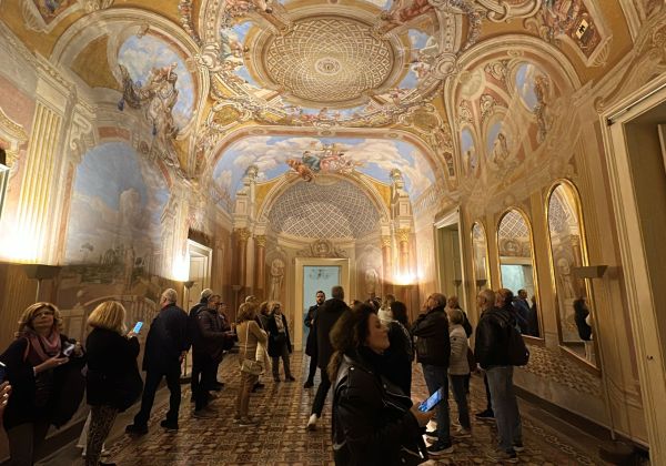 Gruppo di visitatori durante una visita guidata in un palazzo storico di Ruvo di Puglia.